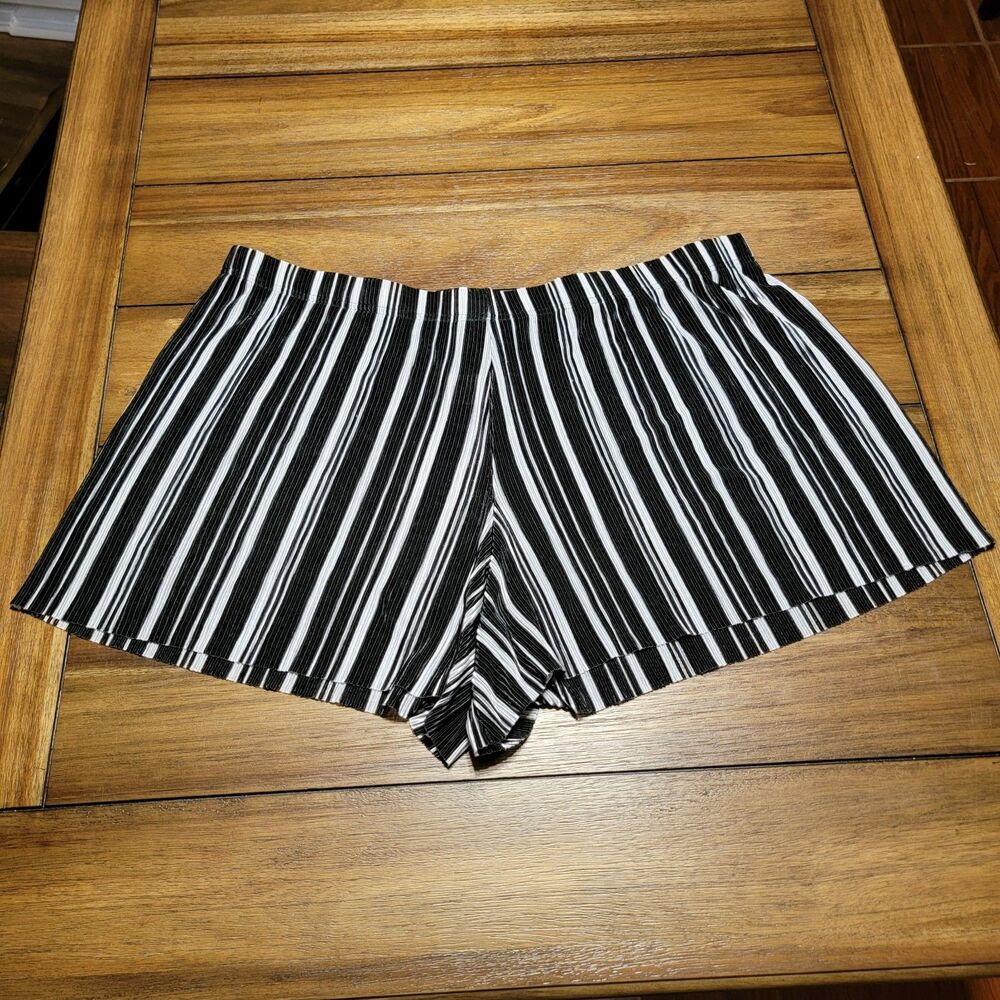 No Boundaries B&W Stripe Ribbed Shorts - Very Thin - Size Junior XL (15-17)